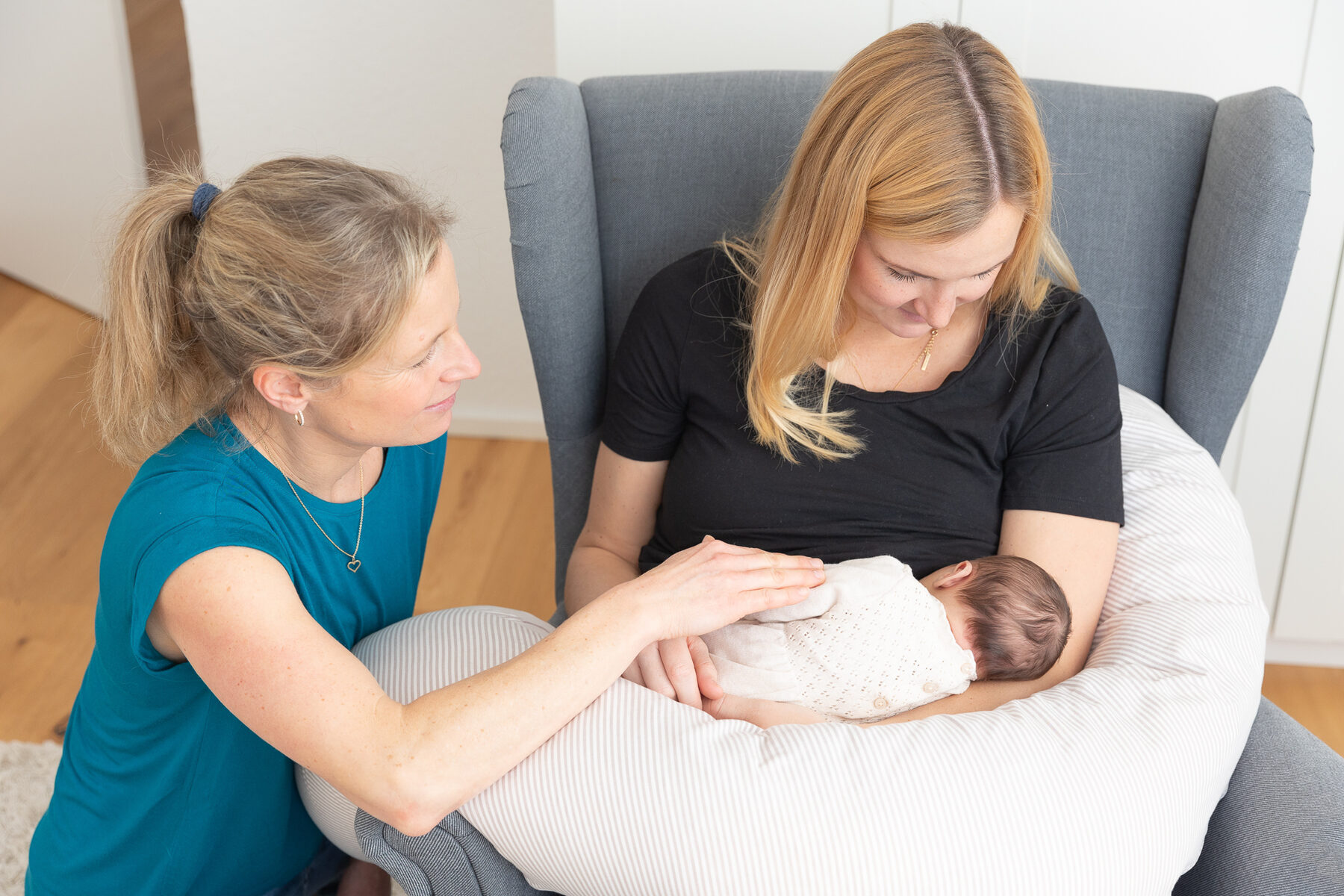 Hebamme Anne Wenz bei der Stillberatung